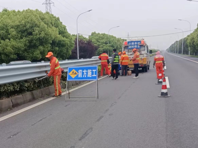 五一節(jié)前保暢通 公路養(yǎng)護(hù)不停歇——守護(hù)出行之路的管理與養(yǎng)護(hù)實(shí)踐