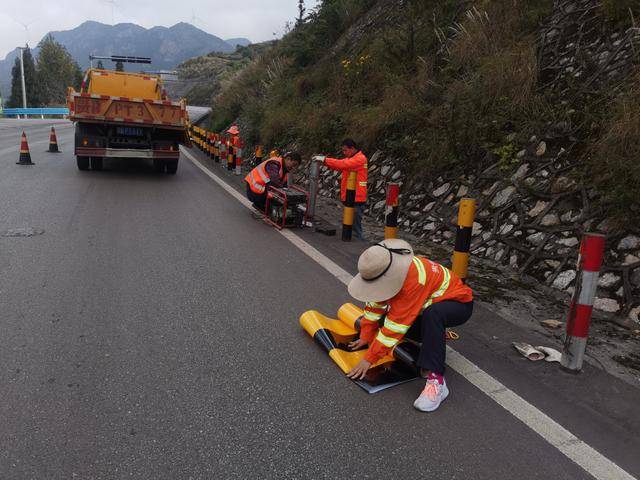盤(pán)縣公路管理北段 維修更換道口樁，“扮靚公路”保暢通
